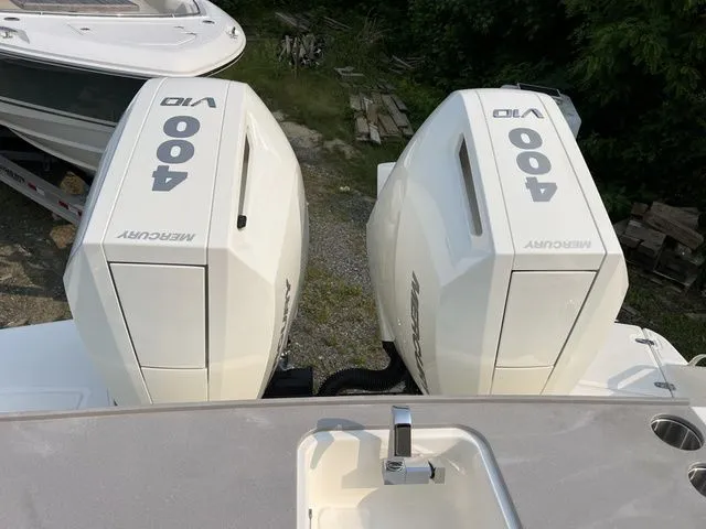 Slide: The Image of Boston Whaler 330 Vantage 2025 - 38