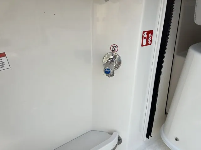 Slide: The Image of Boston Whaler 330 Vantage 2025 - 39