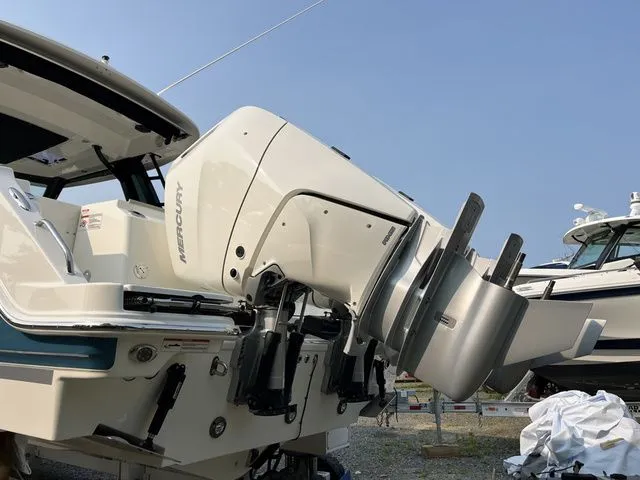 Slide: The Image of Boston Whaler 330 Vantage 2025 - 43