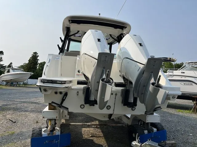 Slide: The Image of Boston Whaler 330 Vantage 2025 - 44
