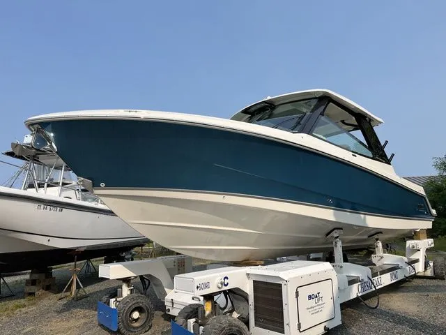 Slide: The Image of Boston Whaler 330 Vantage 2025 - 45