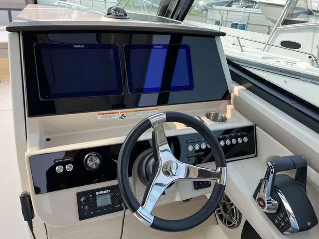Slide: The Image of Boston Whaler 330 Vantage 2025 - 6