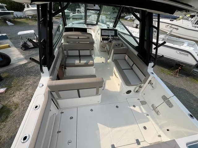 Slide: The Image of Boston Whaler 330 Vantage 2025 - 7