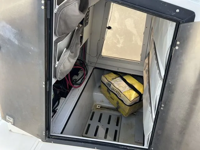 Slide: The Image of Boston Whaler 24 Outrage 1997 - 13