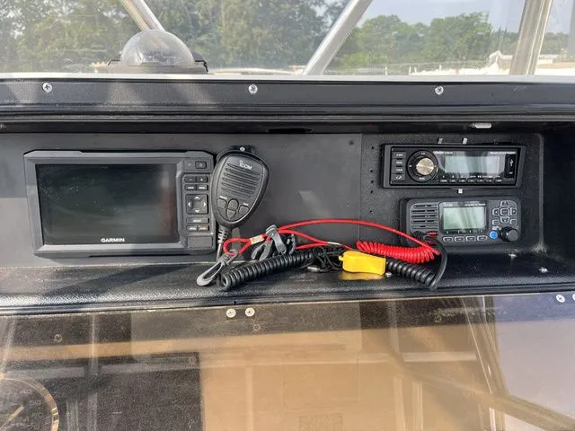 Slide: The Image of Boston Whaler 24 Outrage 1997 - 15