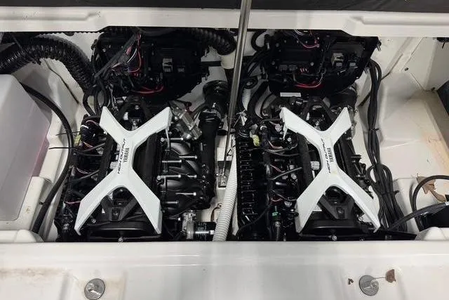 Slide: The Image of Dual engines of the 2025 Yamaha Boats 252SE. - 14