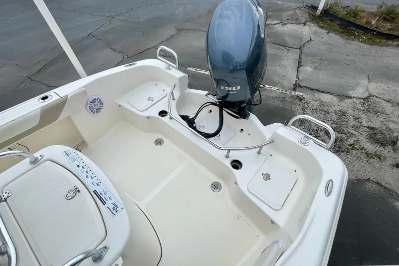 Slide: The Image of 2013 Pioneer 197 Sportfish boat with Yamaha 150 outboard motor, viewed from above. - 18