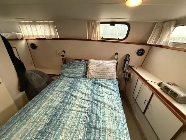 Slide: The Image of Tollycraft 40 Sun Deck 1985 - 39