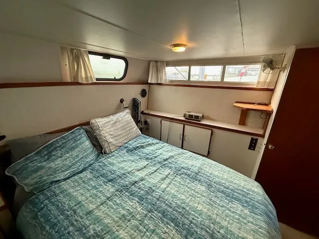 Slide: The Image of Tollycraft 40 Sun Deck 1985 - 40