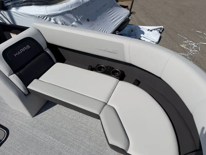 Slide: The Image of Harris FloteBote Cruiser 230 SLDH 2026, luxurious seating with cup holders. - 7