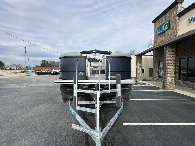 Slide: The Image of Crest 235 CONQUEST SLSC 2026 - 8