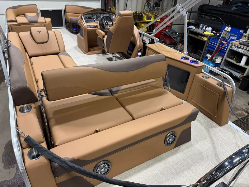 Slide: The Image of Tahoe LTZ 2385 (CRB) Cruise Rear Bench Tritoon & Honda 4-Stroke EFI 2026 - 21