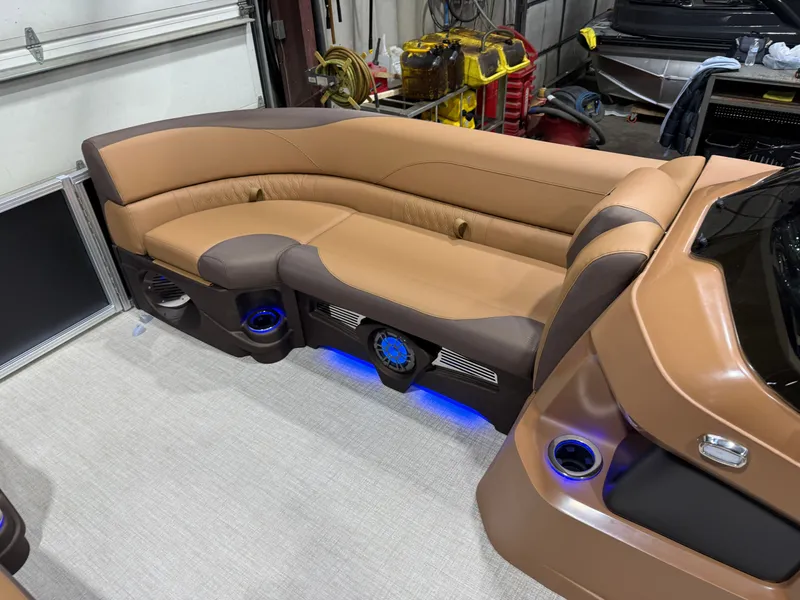 Slide: The Image of Tahoe LTZ 2385 (CRB) Cruise Rear Bench Tritoon & Honda 4-Stroke EFI 2026 - 31