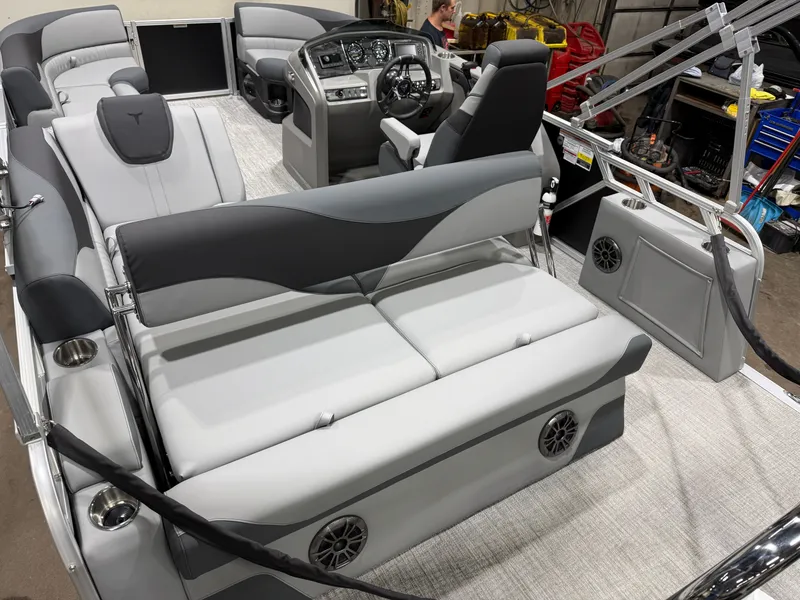 Slide: The Image of Tahoe LTZ 1985 Cruise Rear Bench (CRB) & Honda 4-Stroke EFI 2026 - 21