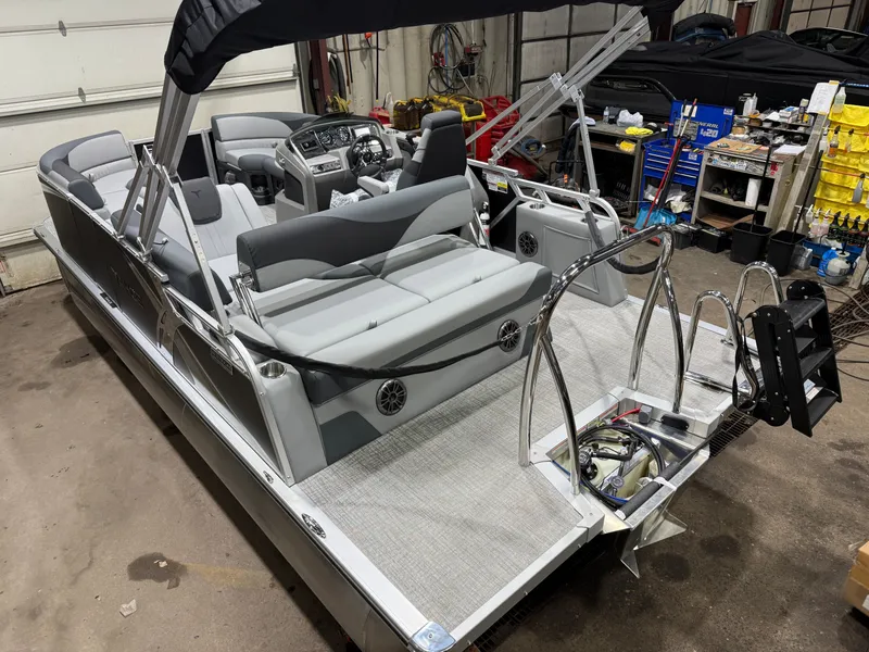 Slide: The Image of Tahoe LTZ 1985 Cruise Rear Bench (CRB) & Honda 4-Stroke EFI 2026 - 48