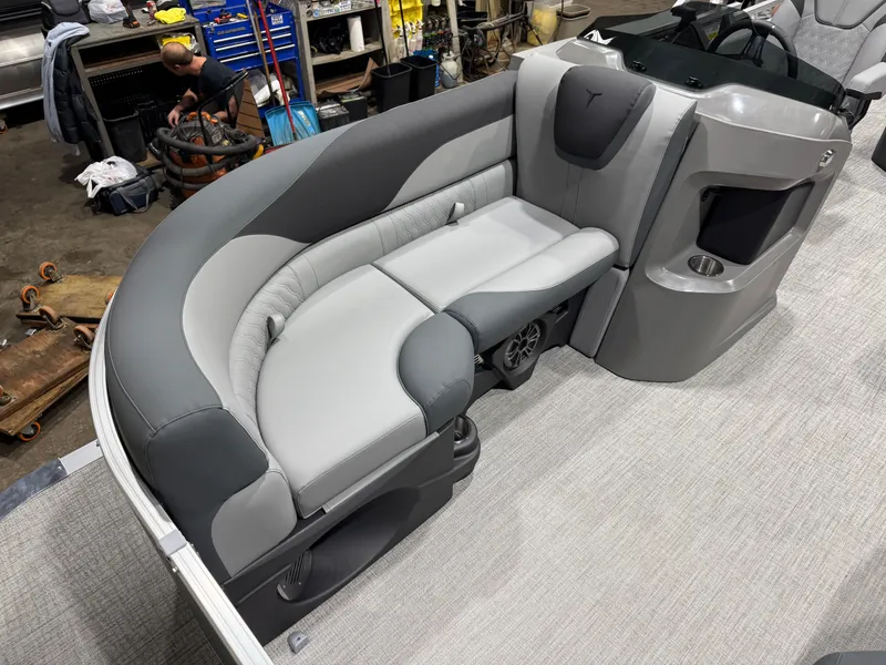 Slide: The Image of Tahoe LTZ 1985 Cruise Rear Bench (CRB) & Honda 4-Stroke EFI 2026 - 8