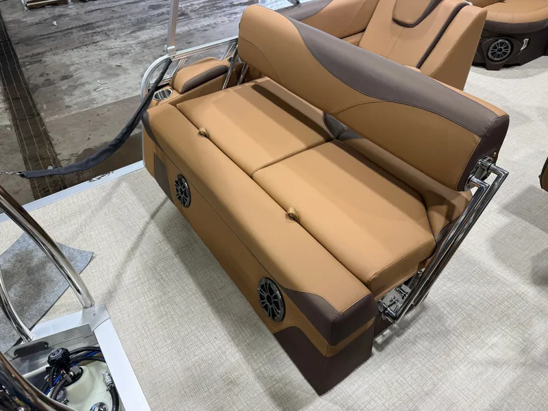 Slide: The Image of Tahoe LTZ 1985 Cruise Rear Bench (CRB) & Honda 4-Stroke EFI 2026 - 18