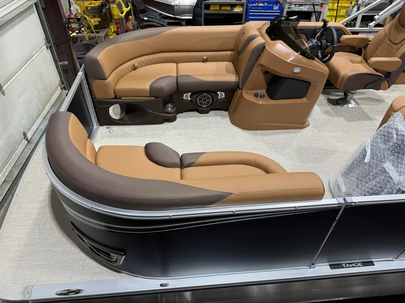 Slide: The Image of Tahoe LTZ 1985 Cruise Rear Bench (CRB) & Honda 4-Stroke EFI 2026 - 2