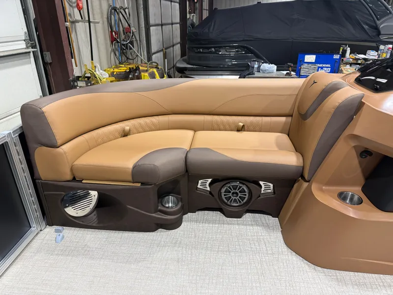 Slide: The Image of Tahoe LTZ 1985 Cruise Rear Bench (CRB) & Honda 4-Stroke EFI 2026 - 24