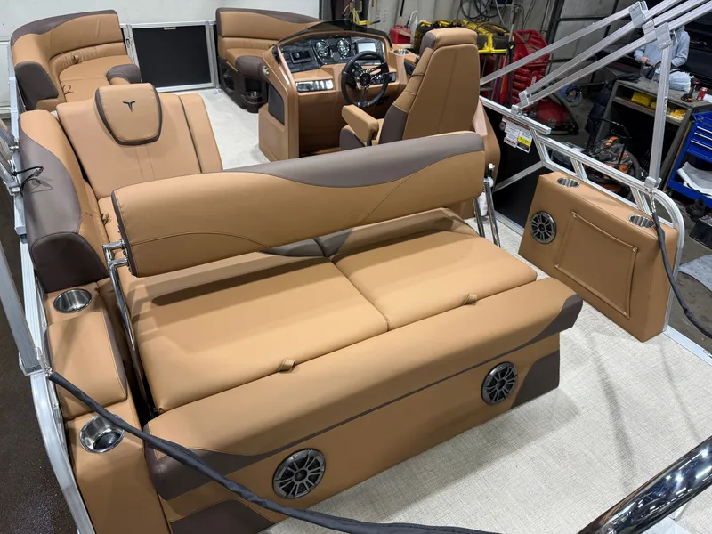 Slide: The Image of Tahoe LTZ 1985 Cruise Rear Bench (CRB) & Honda 4-Stroke EFI 2026 - 19