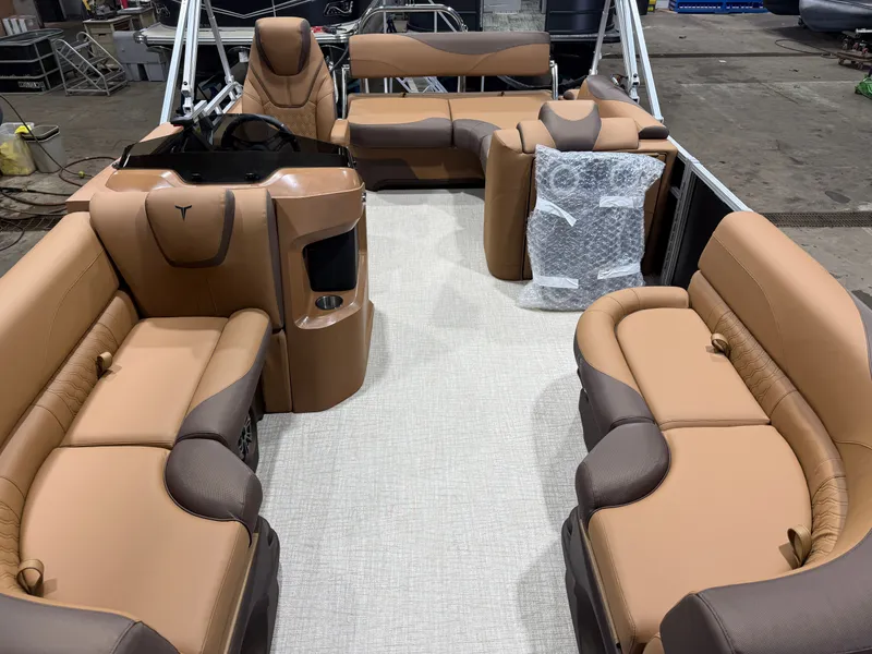 Slide: The Image of Tahoe LTZ 1985 Cruise Rear Bench (CRB) & Honda 4-Stroke EFI 2026 - 6