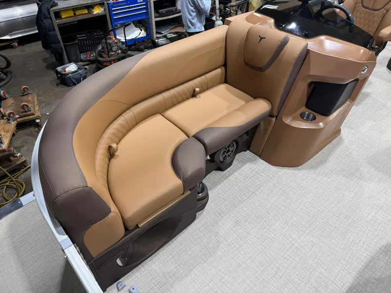 Slide: The Image of Tahoe LTZ 1985 Cruise Rear Bench (CRB) & Honda 4-Stroke EFI 2026 - 7