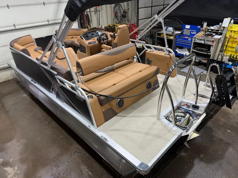 Slide: The Image of Tahoe LTZ Electric CRB 1985 Cruise Rear Bench 2026 - 43