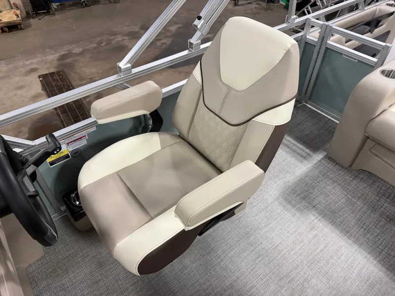 Slide: The Image of Tahoe Sport VRB 2180 Swingback & Electric Outboard 2026 - 10