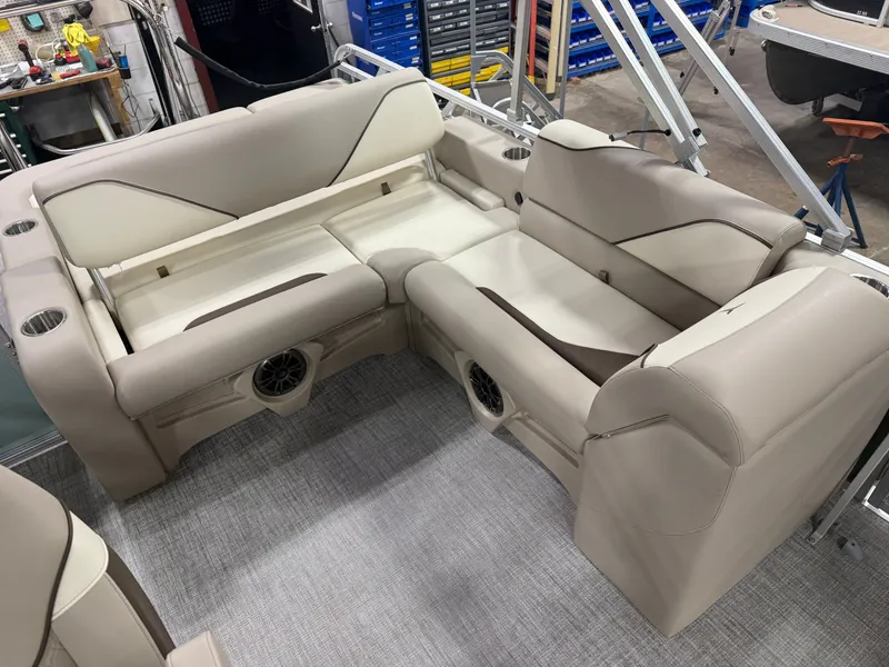 Slide: The Image of Tahoe Sport VRB 2180 Swingback & Electric Outboard 2026 - 16