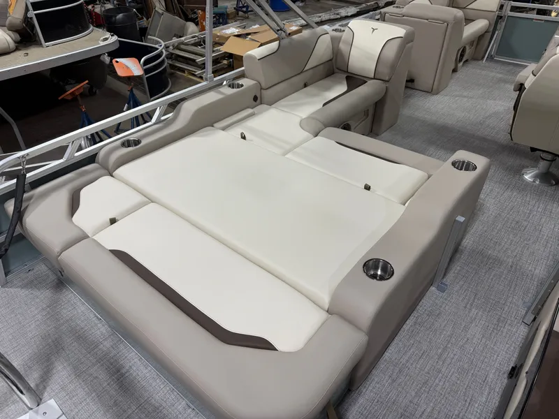 Slide: The Image of Tahoe Sport VRB 2180 Swingback & Electric Outboard 2026 - 18