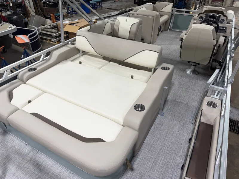 Slide: The Image of Tahoe Sport VRB 2180 Swingback & Electric Outboard 2026 - 21