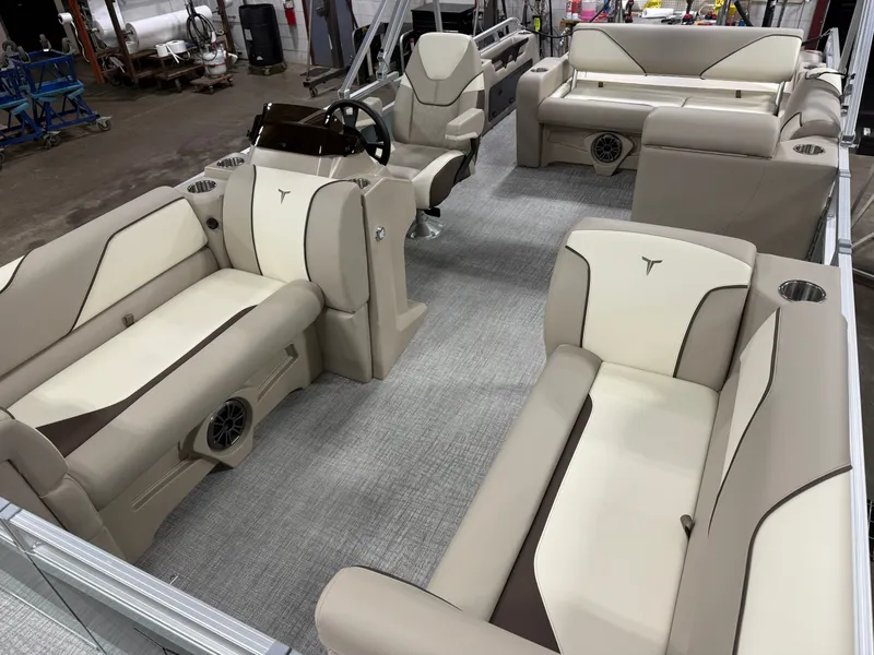 Slide: The Image of Tahoe Sport VRB 2180 Swingback & Electric Outboard 2026 - 29