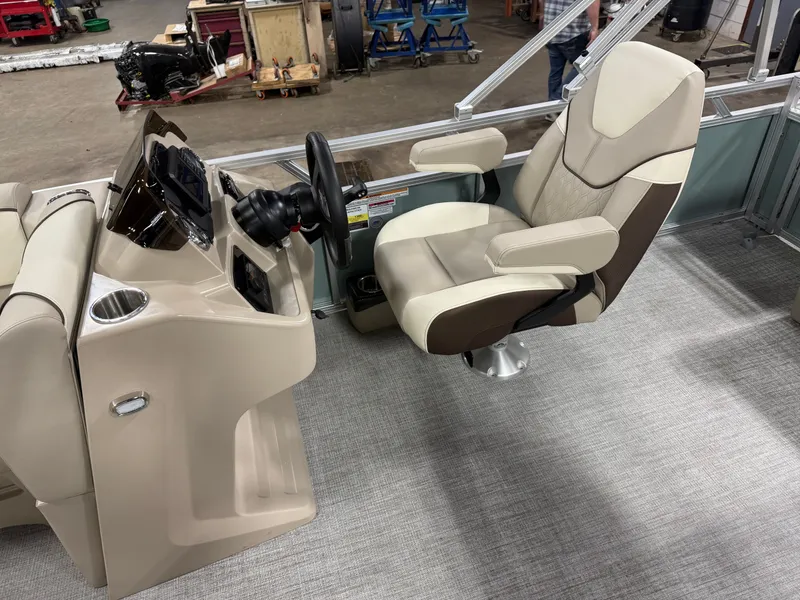 Slide: The Image of Tahoe Sport VRB 2180 Swingback & Electric Outboard 2026 - 9