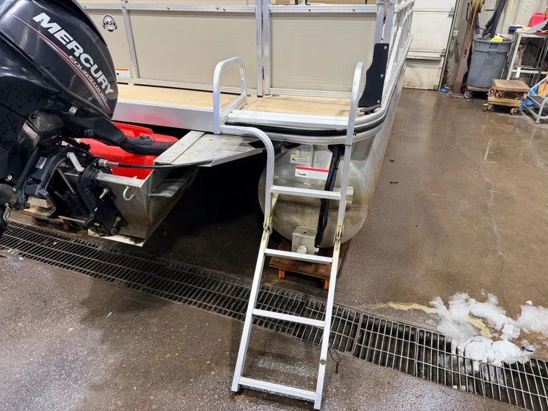 Slide: The Image of Lowe 162 Fish & Cruise Pontoon 2016 - 40