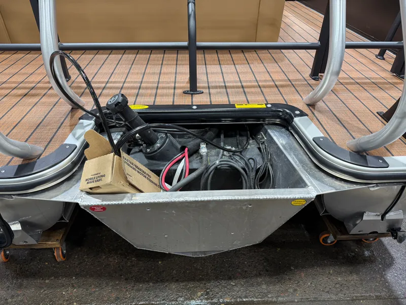 Slide: The Image of Bentley Pontoons Legacy 223 Swingback Tritoon & Honda 4-Stroke EFI 2026 - 45