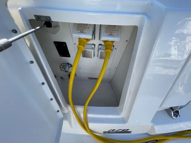 Slide: The Image of Sea Ray Sundancer 370 2012 - 10