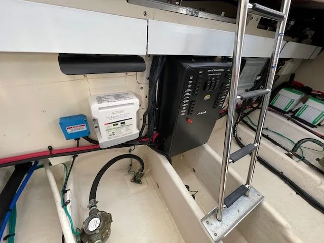 Slide: The Image of Sea Ray Sundancer 370 2012 - 80