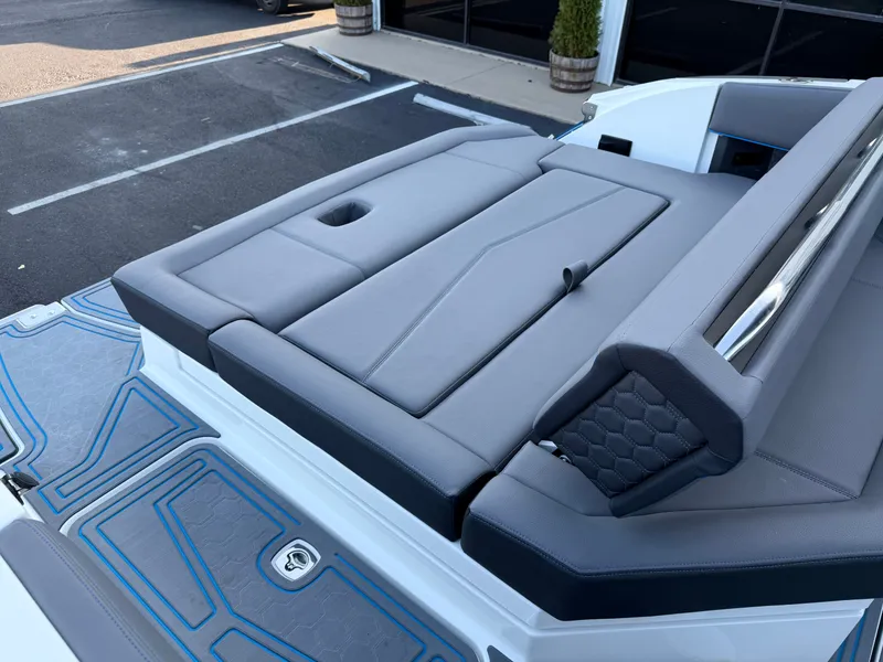 Slide: The Image of Cobalt R8 Surf 2026 - 12