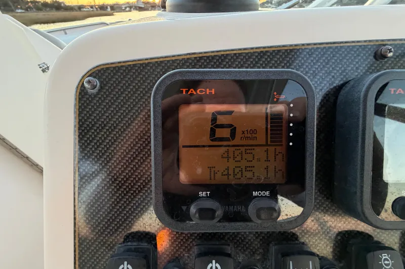 Slide: The Image of Tachometer display on 2012 Grady-White Freedom 275 boat, showing 600 RPM. - 42