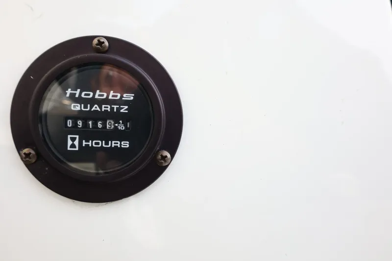 Slide: The Image of Hobbs Quartz hour meter displaying 916.9 hours on a 2005 Cobalt 200. - 44