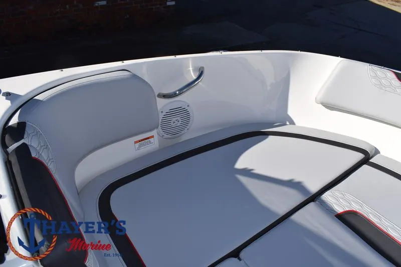 Slide: The Image of Bayliner M17 2025 - 12