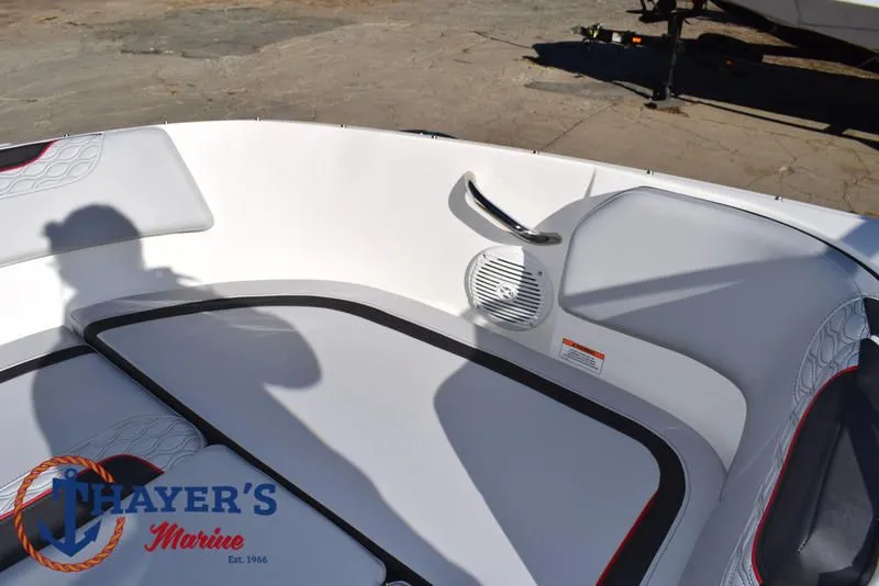 Slide: The Image of Bayliner M17 2025 - 13