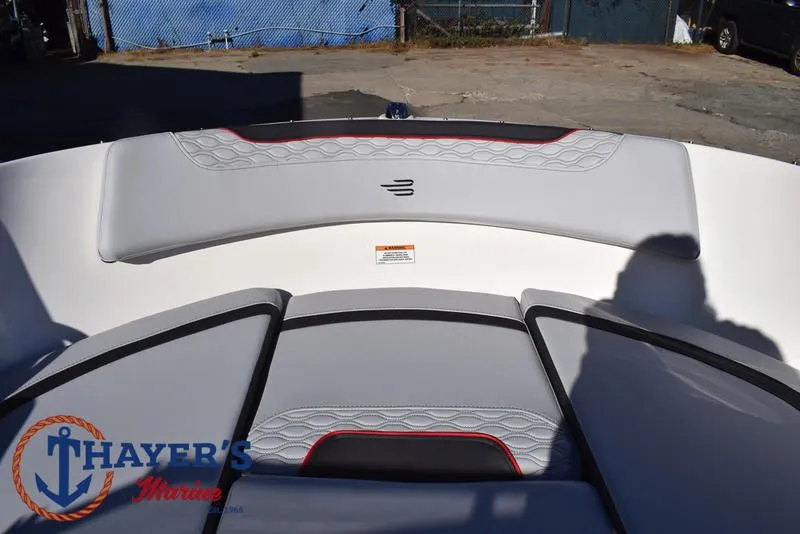 Slide: The Image of Bayliner M17 2025 - 14