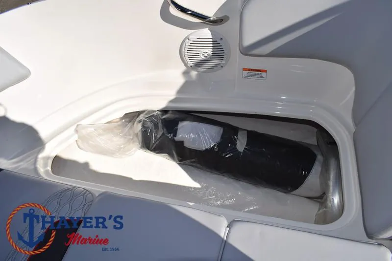 Slide: The Image of Bayliner M17 2025 - 15