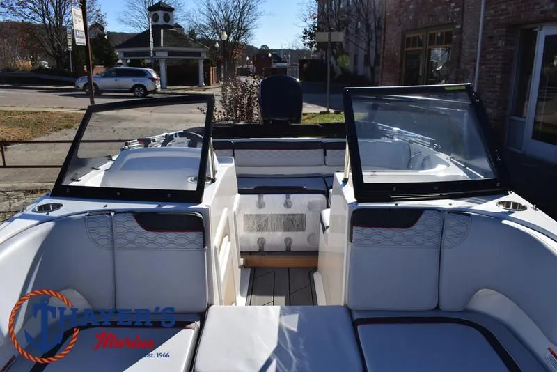 Slide: The Image of Bayliner M17 2025 - 18