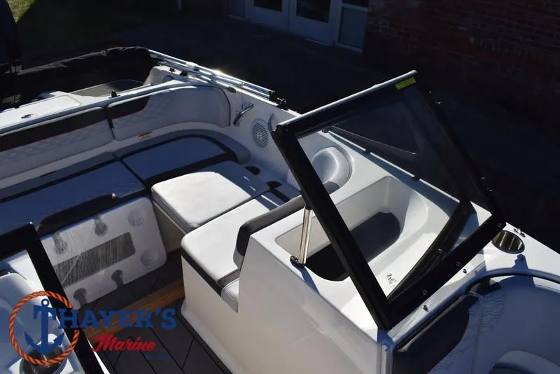 Slide: The Image of Bayliner M17 2025 - 19