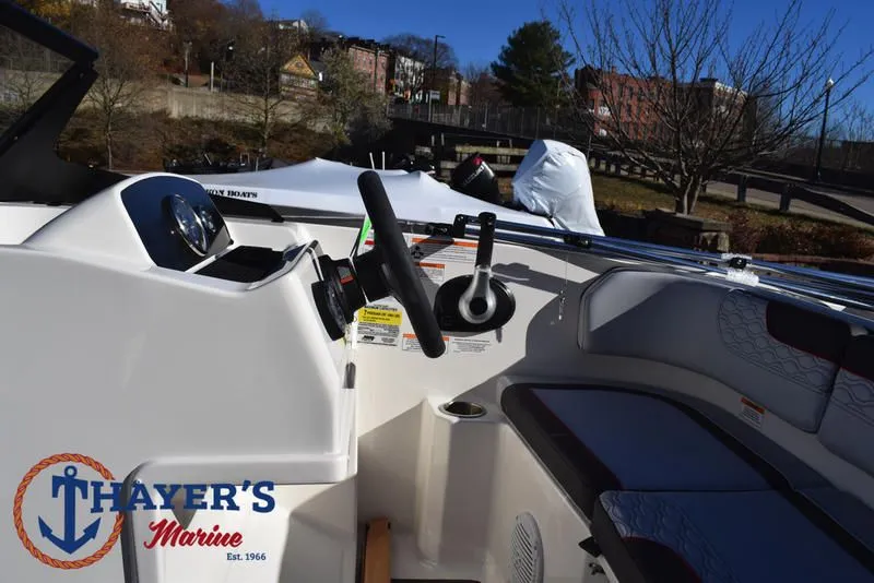 Slide: The Image of Bayliner M17 2025 - 24