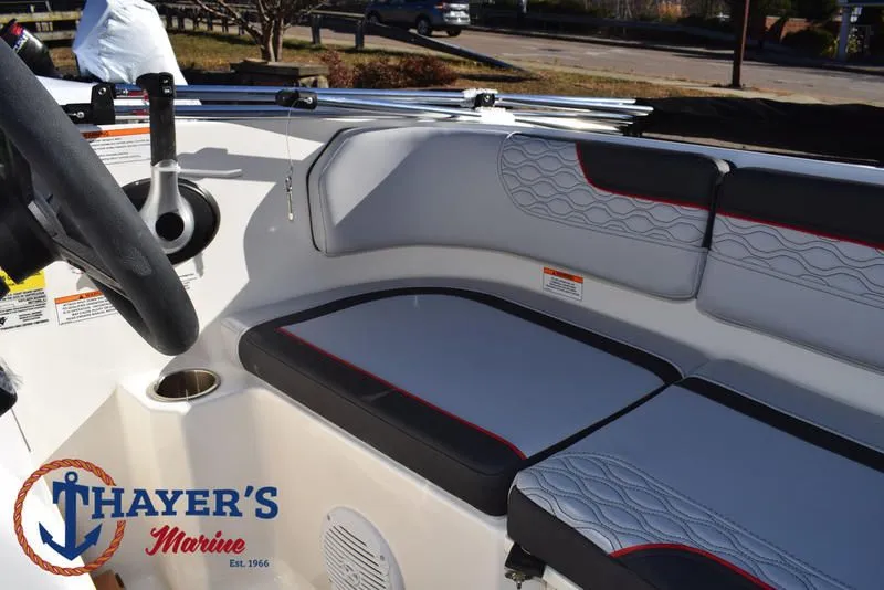 Slide: The Image of Bayliner M17 2025 - 25