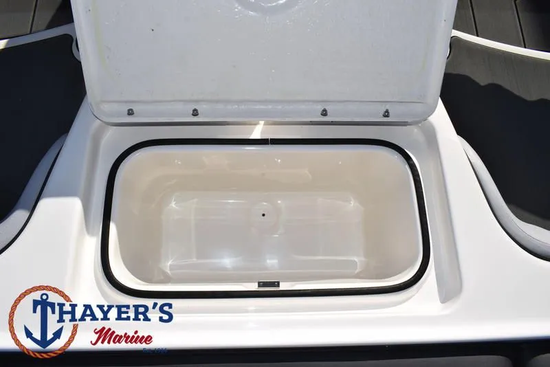 Slide: The Image of Bayliner M17 2025 - 29