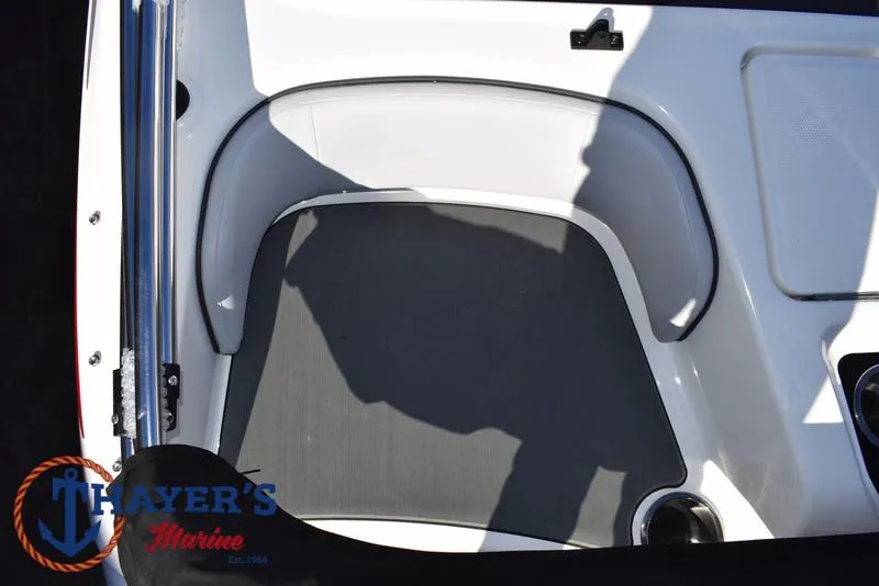 Slide: The Image of Bayliner M17 2025 - 30